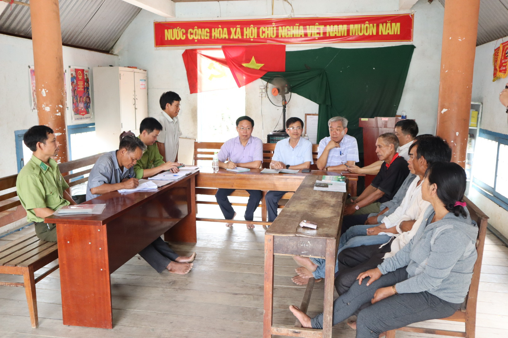 Thăm và làm việc với cộng đồng và một số hộ gia đình được giao đất, giao rừng để quản lý, bảo vệ trên địa huyện Krông Bông