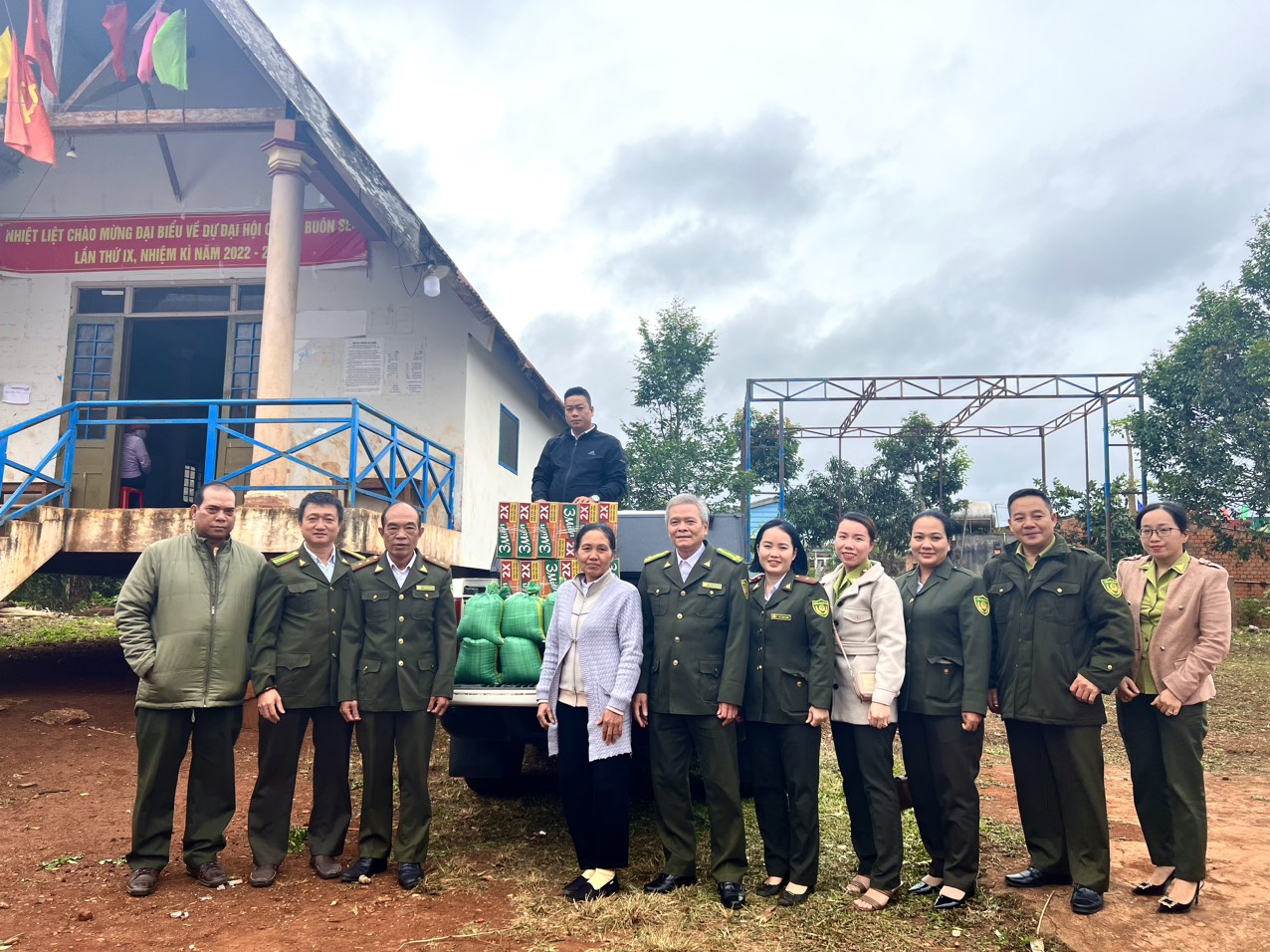 Thăm tặng quà cho các gia đình có hoàn cảnh đặc biệt khó khăn tại Buôn Kết nghĩa (Buôn Sek)  nhân dịp Tết Nguyên Đán  Quý Mão năm 2023
