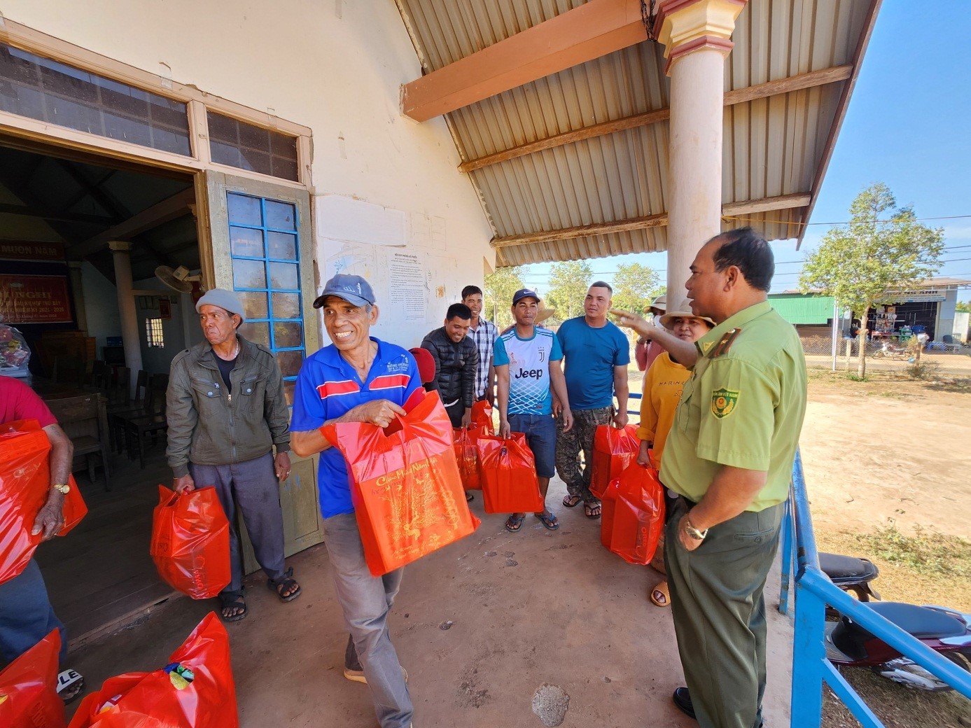Thăm tặng quà cho các gia đình có hoàn cảnh đặc biệt khó khăn tại Buôn Kết nghĩa (Buôn Sek) nhân dịp Tết Nguyên Đán Giáp Thìn năm 2024