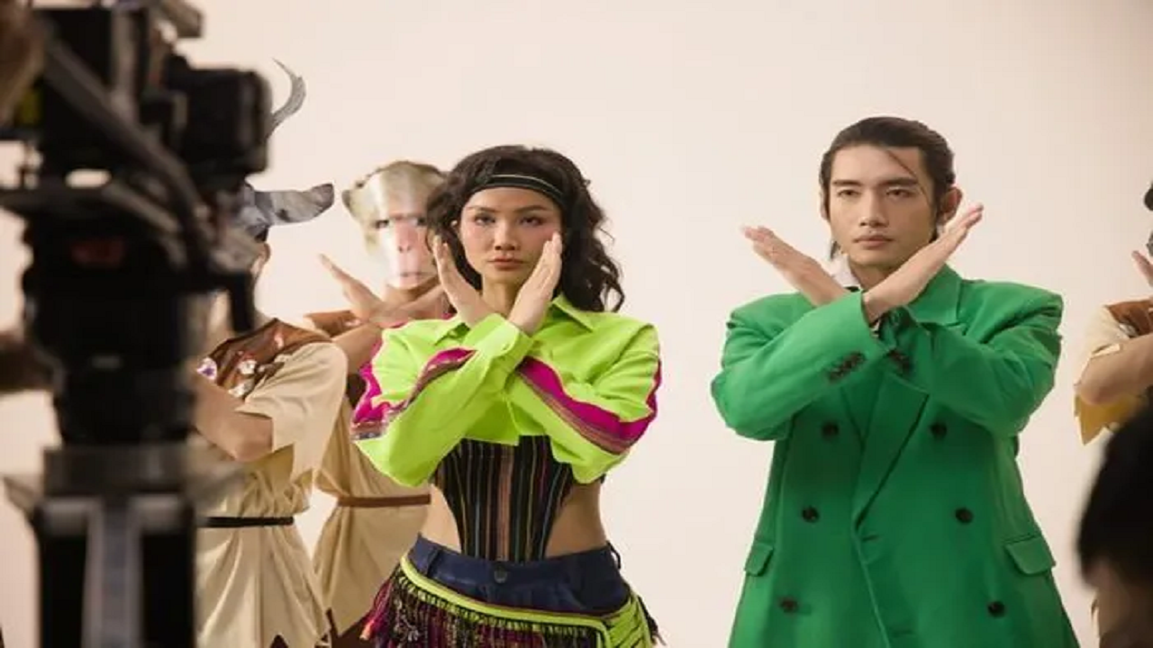 Hoa hậu H'Hen Niê và vũ công Quang Đăng tham gia chiến dịch bảo vệ động vật hoang dã