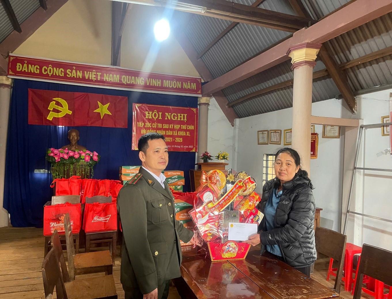 Thăm tặng quà cho các gia đình có hoàn cảnh đặc biệt khó khăn tại Buôn Kết nghĩa (Buôn Sek) nhân dịp Tết Nguyên Đán Ất Tỵ năm 2025