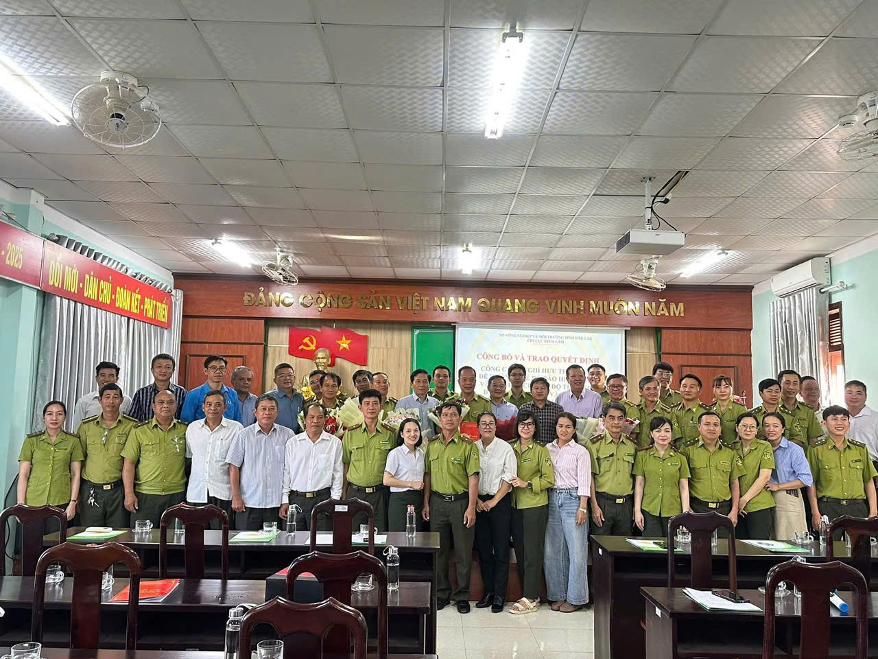 Công bố và trao quyết định nghỉ hưu cho công chức nghỉ hưu trước tuổi để hưởng chế độ Bảo hiểm xã hội và chính sách, chế độ theo Nghị định số 178/2024/NĐ-CP và Nghị định số 67/2025/NĐ-CP của Chính Phủ