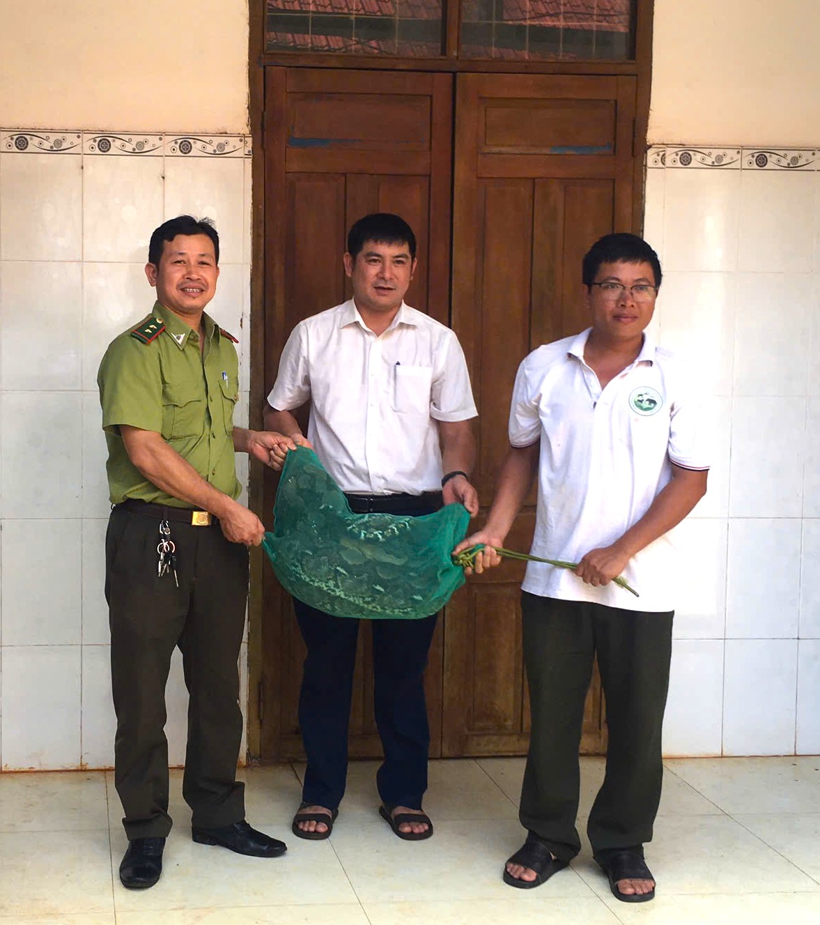 Kiểm lâm huyện Cư M’gar tiếp nhận và cứu hộ cá thể Trăn gấm quý, hiếm do người dân phát hiện.