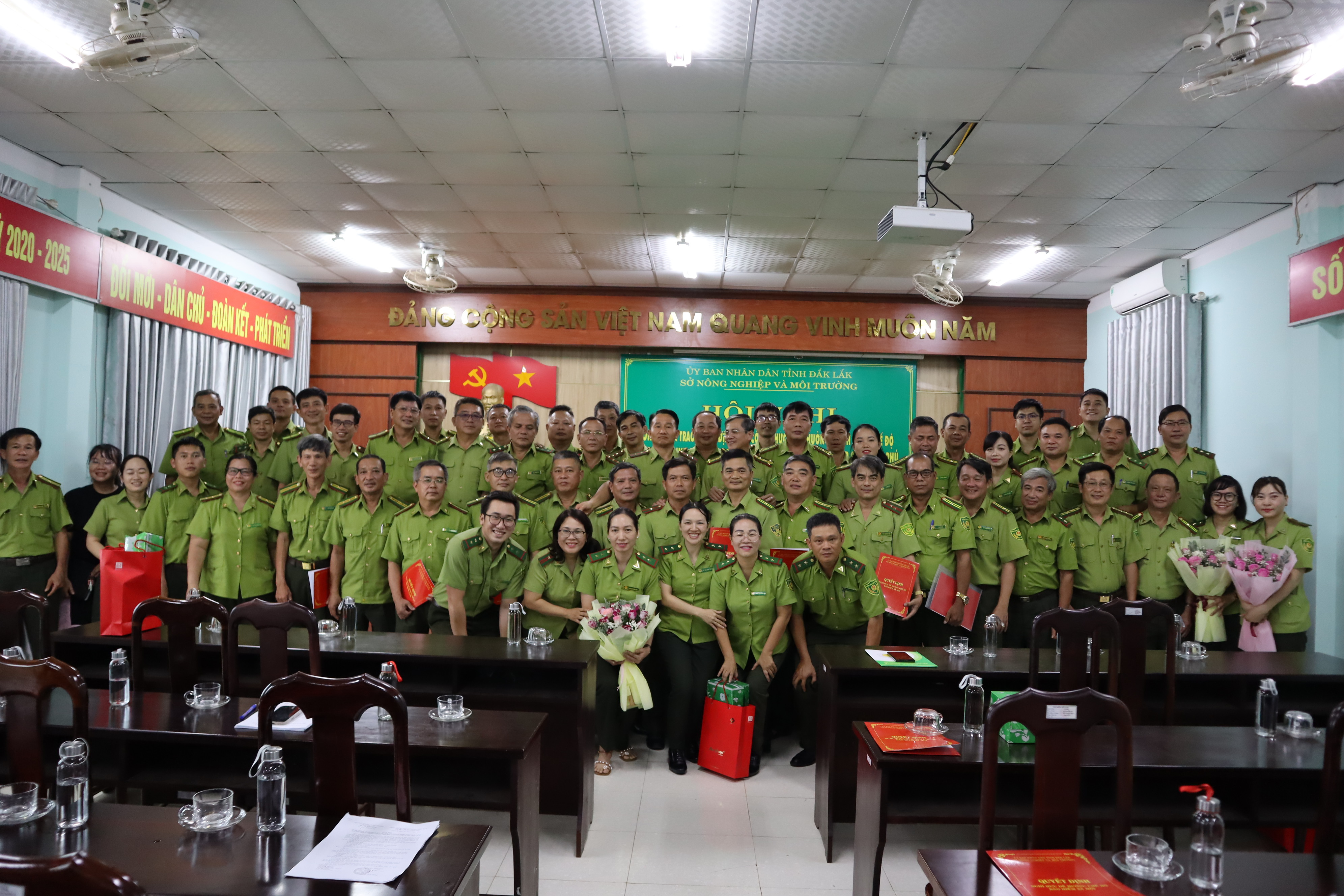 Hội nghị công bố và trao quyết định nghỉ hưu