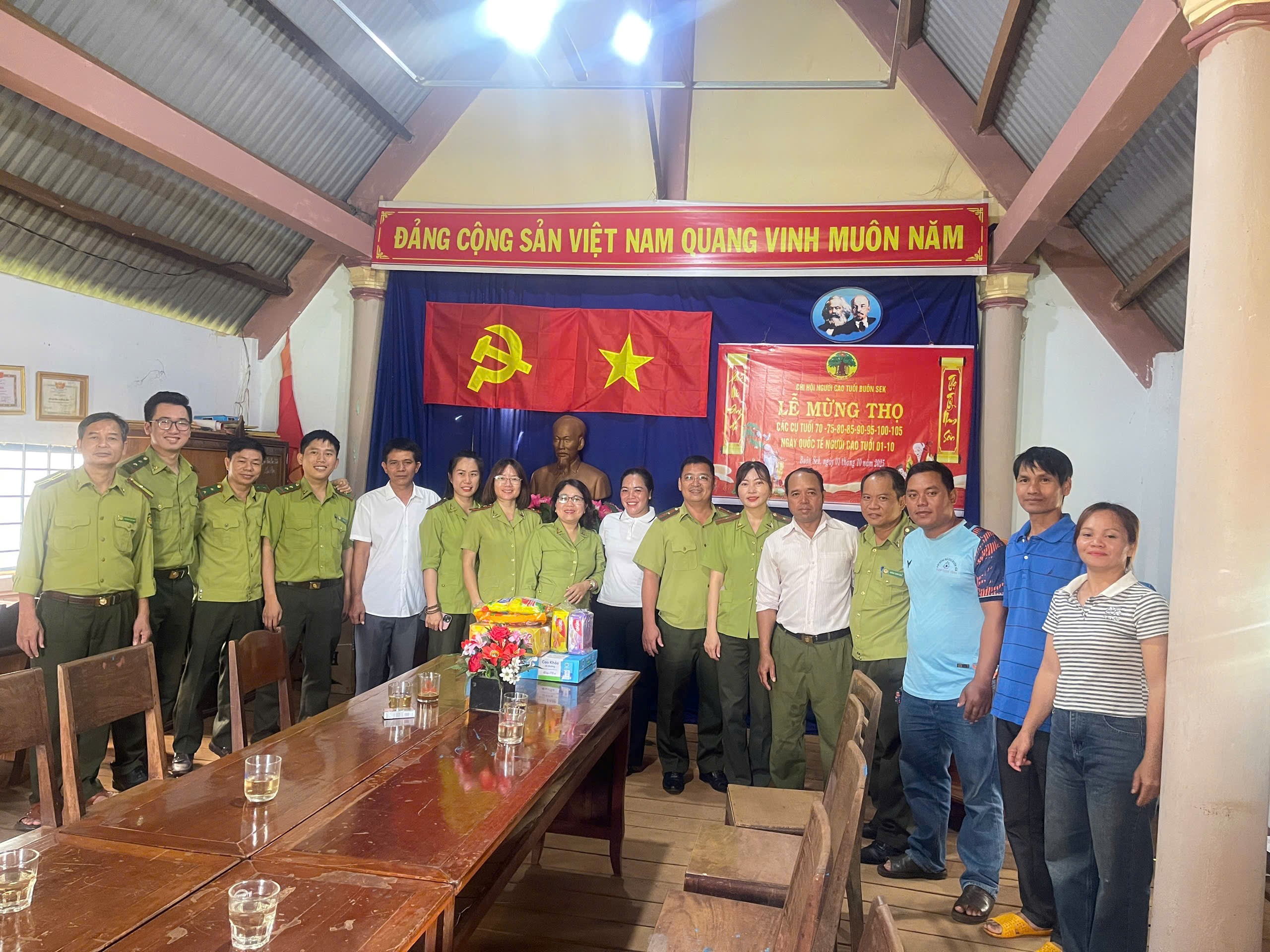 THĂM HỎI TẶNG QUÀ BUÔN KẾT NGHĨA NHÂN DỊP TẾT TRUNG THU NĂM 2025