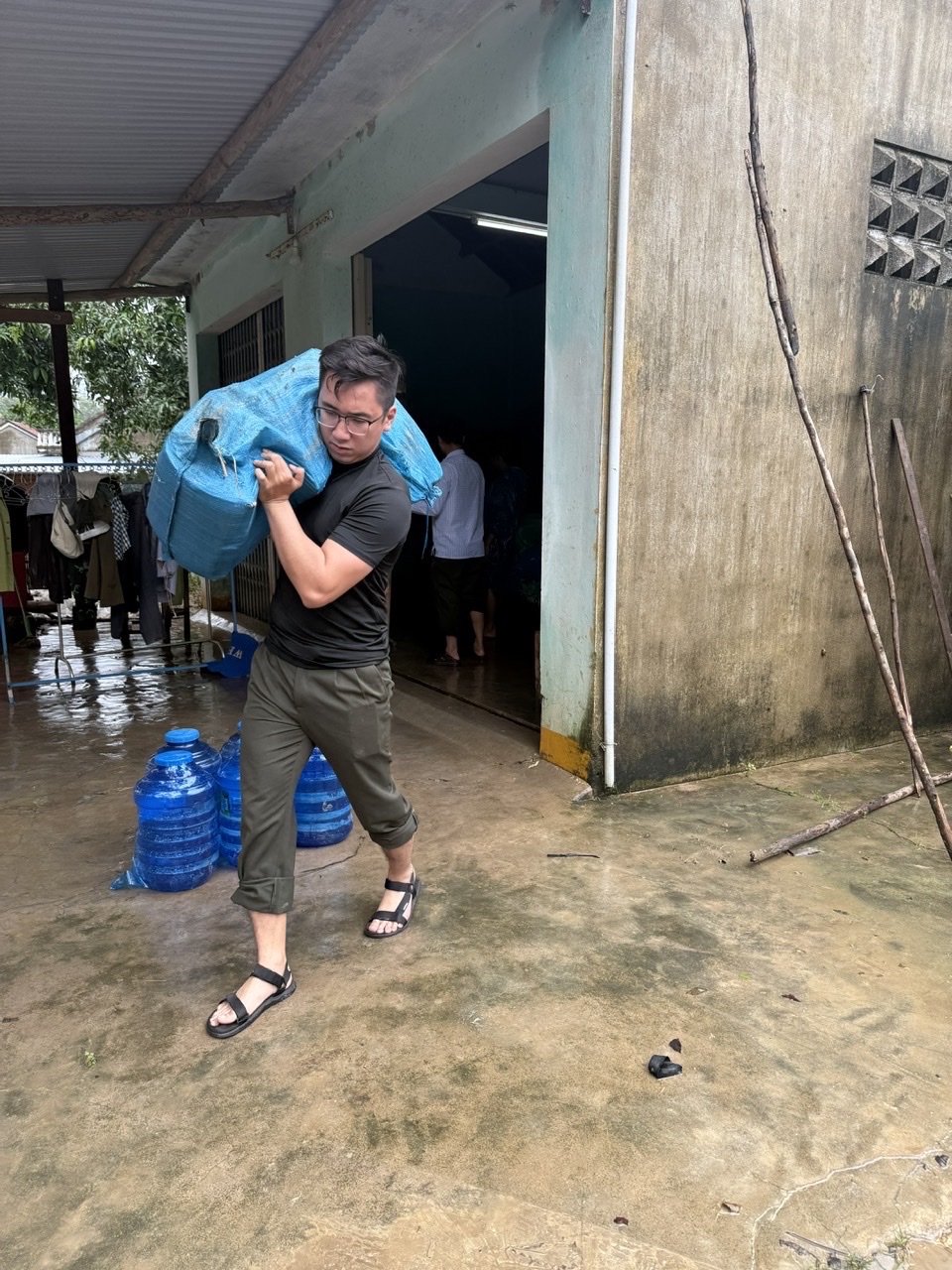 CHI CỤC KIỂM LÂM THÀNH LẬP ĐOÀN HỖ TRỢ LŨ LỤT TẠI CÁC XÃ PHÍA ĐÔNG TỈNH ĐẮK LẮK