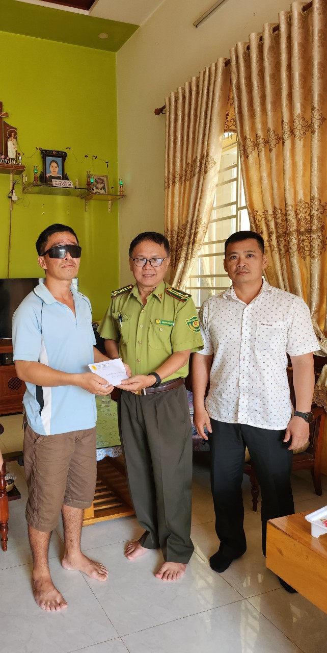 Trao tiền ủng hộ của đoàn viên công đoàn các đơn vị trực thuộc Công đoàn cơ sở Chi cục Kiểm lâm gửi đến đoàn viên bị tai nạn do a xít gây bỏng nặng.