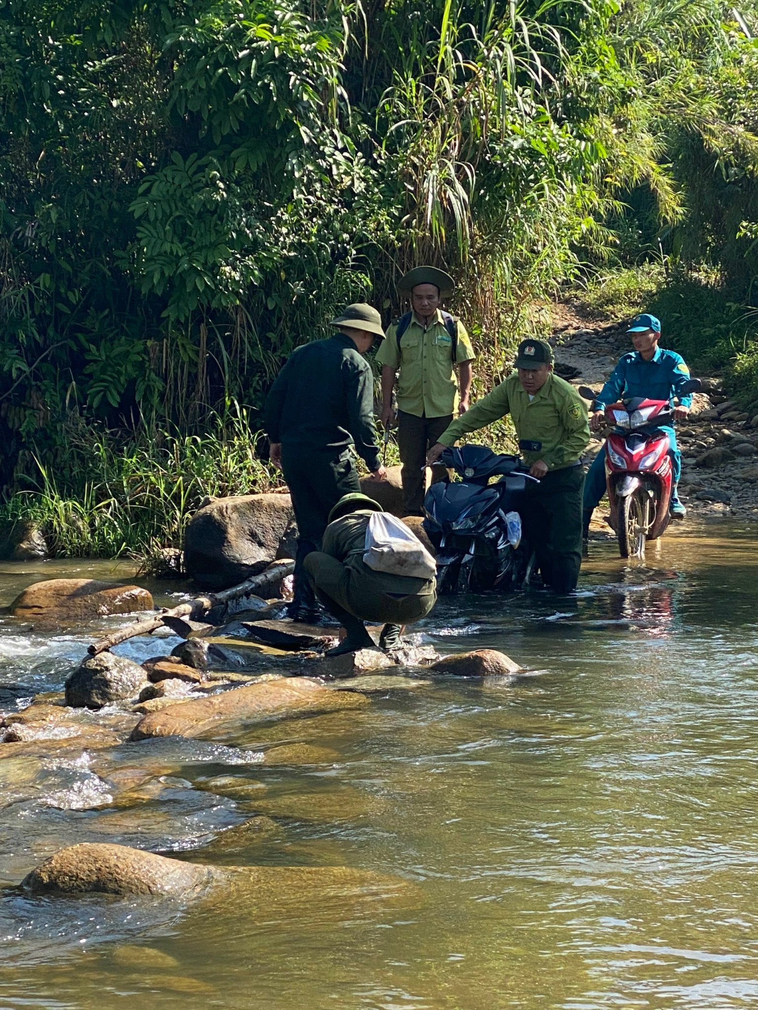 TĂNG CƯỜNG KIỂM TRA RỪNG GIÁP RANH