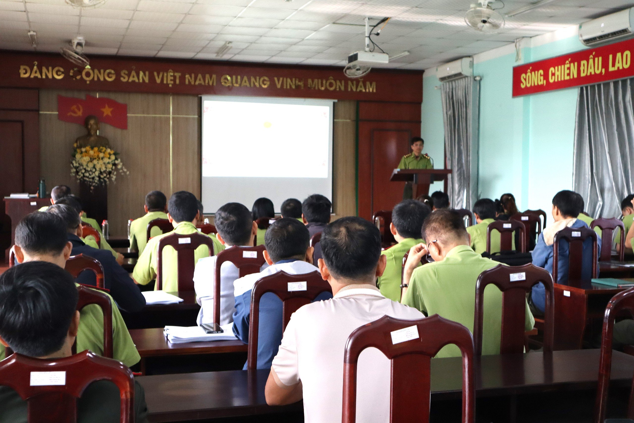 Chi cục Kiểm lâm tổ chức tập huấn nghiệp vụ công tác pháp chế cho công chức, viên chức phục trách công tác pháp chế tại các đơn vị trực thuộc và các Vườn Quốc gia, Ban Quản lý rừng trên địa bàn tỉnh.